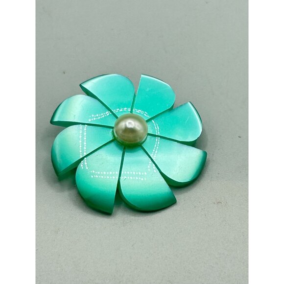 Vintage Green Moonglow Lucite Flower Pin Brooch Green Daisy with Faux Pearl - Picture 2 of 8